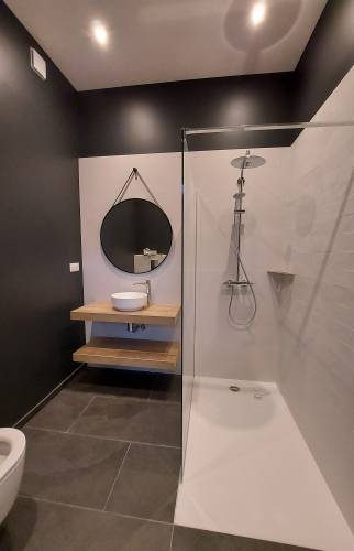 Salle de bain noire et blanche
