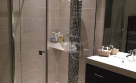 Installer un miroir dans une salle de bain à Paris 7