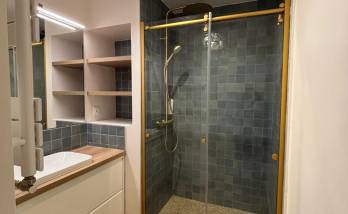 Salle de bain rénovée moderne et élégante – La Maison des Travaux Paris 17