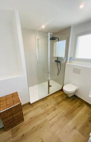 Salle de bain vu d’ensemble à Bain-de-Bretagne