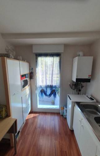 Cuisine avant rénovation avec chaudière apparente 