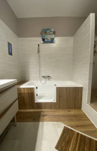 Salle de bain PMR finition bois La Maison Des Travaux Ales