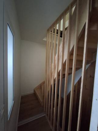 Pose d'un claustra bois en garde-corps d'escalier intérieur - Saint-Jean-le-Vieux 01640
