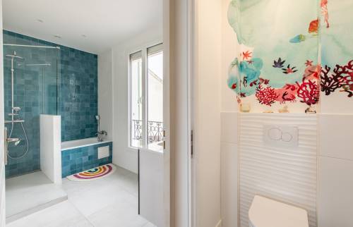 Meuble vasque suspendu et rangement optimisé à Meudo