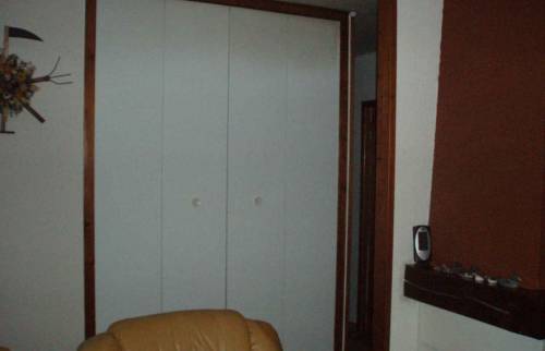 Le placard de l'entrée et la cheminée avant les travaux