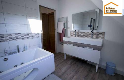 Salle de bain sous comble avec listels carrelag