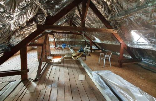 Isolation des combles : avant : Avant les travaux d'isolation thermique des combles pour optimiser la performance énergétique