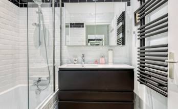 Limonest (69760) : une salle de bains rétro avec faiences métro blanches et noires