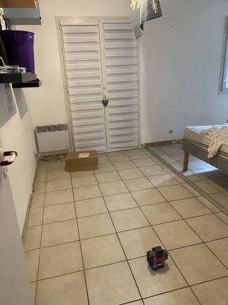 Ancien revêtement de sol en carrelage avant travaux de rénovation de sol intérieur - Montauban 82000