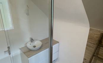 Salle de Bain Rénovée : Espace Fonctionnel et Moderne
