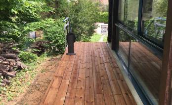 terrasse en bois avec un jardin tendance