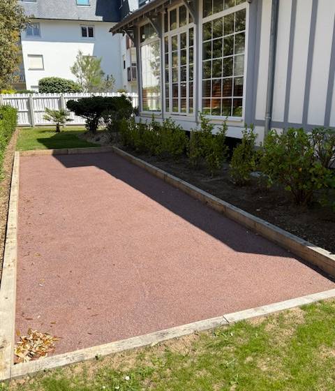 Le terrain de boules terminé