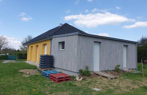 Nouvelle façade de la maison jaune et extension
