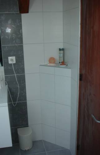 Petite salle-de-bain avec baignoire salle à Montmorillon