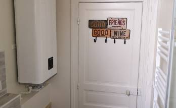 Ballon d'eau chaude sanitaire dans une salle de bain fraichement rénovée à Saint Quay Portrieux