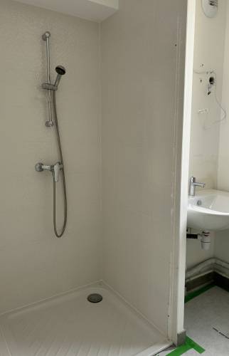 Douche PMR accessible rénovation par La Maison Des Travaux Bruz