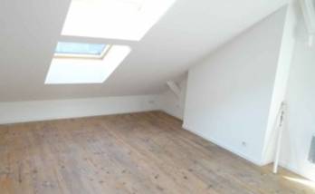 Une chambre mansardée bien éclairée