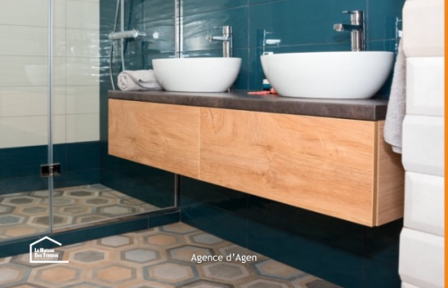 Double vasque sur meuble en bois dans une salle de bain moderne rénovée à Agen, dans le Lot-et-Garonne.