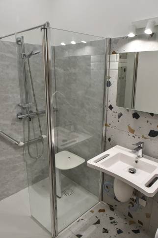 Douche de plain-pied sans seuil parfaitement alignée