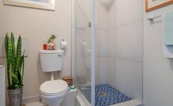 Rénovation d'appartement étape rénovation salle d'eau avec receveur surélevé et dallage murs sol grès cérame - Cergy Pontoise - 95000 -