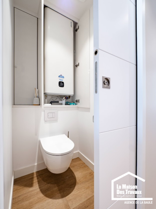 Chauffe eau rectangulaire au dessus du toilette suspendu