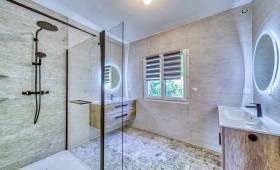 Les deux simples vasques se font face : une solution astucieuse