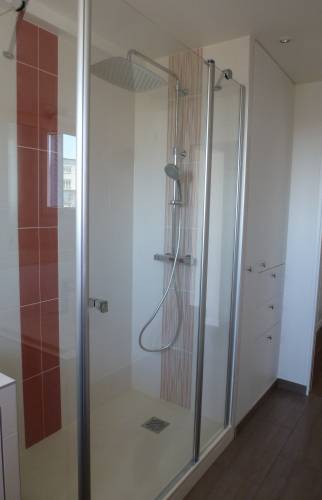 Grande cabine de douche avec mitigeur et tête de douche