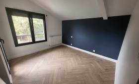 Pose de parquet massif en bâtons rompus dans une maison - Solliès-Toucas 83210