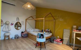 Chambre sous combles et fenêtres de toit