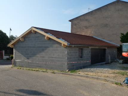 Réalisation d'un garage double avec portail coulissant, attenant à une maison existante, commune de l'ouest de Lyon : en cours de travaux