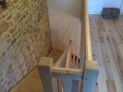 Réalisation d'un escalier en bois brut dans le Calvados