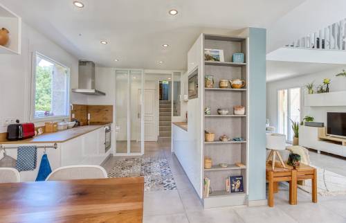 Vue d'ensemble de la cuisine, avec la verrière amovible