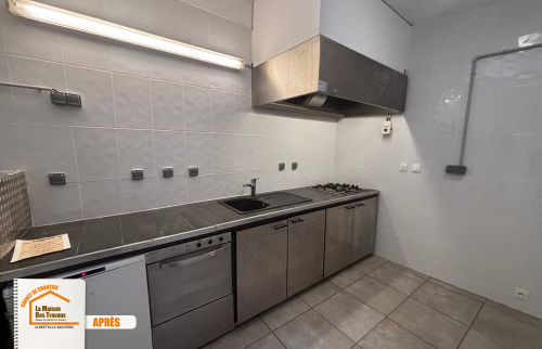 Artisan rénovation Savoie, Rénovation restaurant Albertville, Cuisine lumineuse faïence blanche, Transformation cuisine pro