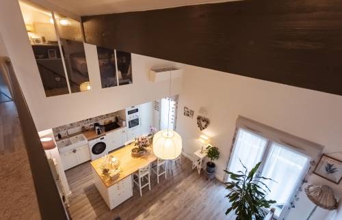 Création d'une mezzanine au dessus de la cuisine et installation de deux verrières acier blanches