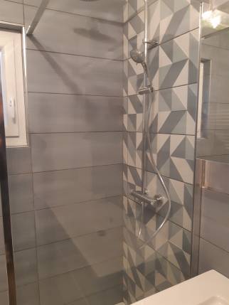 Travaux de rénovation de salle de bain - nouvelle douche ouverte avec paroi en verre - Bourg-en-Bresse 01