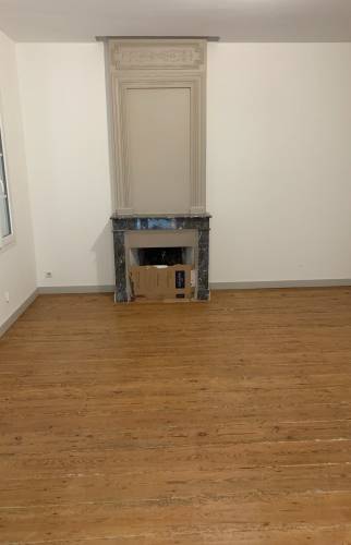 Cheminée et ancien parquet avant travaux de rénovation d'une maison ancienne à Boissy-le-Châtel (77169)