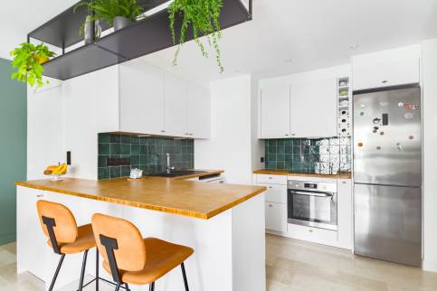 Cuisine blanche et verte : réagencement et rénovation dans un appartement lyonnais, quartier Tête d’Or
