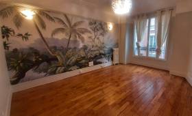 Un papier peint panoramique dans un appartement à Asnières