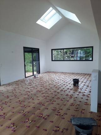 Travaux de pose de carrelage imitation parquet en cours - Pornic 44210