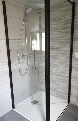 Douche à l'italienne avec parois de protection coulissantes à Dinéault (29160)