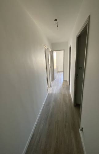 couloir avec nouveau revêtement de sol posé à Alès 30100 