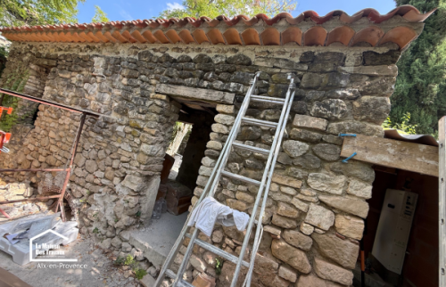 Installation électrique autonome avec panneaux photovoltaïques et batteries lithium dans une annexe rénovée près d'Aix-en-Provence, pour une production d'énergie hors réseau fiable et durable.