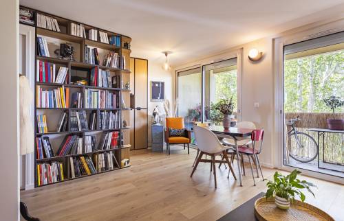 Baies vitrées dans un salon 