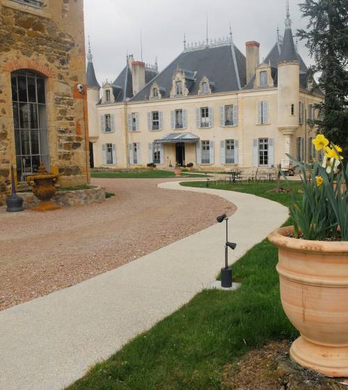 Réalisation d'un chemin extérieur en béton désactivé pour personnes à mobilité réduite (Dareizé, 69)