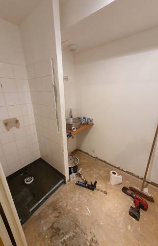 Dépose des anciens éléments de la salle de bain