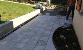 Création d’une terrasse carrelée à Vinay  : un extérieur plus pratique et plus agréable à vivre pose du carrelage