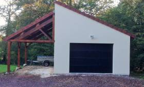 Le garage avec sa partie fermé et son auvent