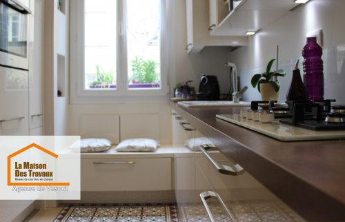 Cuisine rénovée à Luxeuil avec meubles laqués blancs et éclairage LED intégré, offrant un design moderne et lumineux.