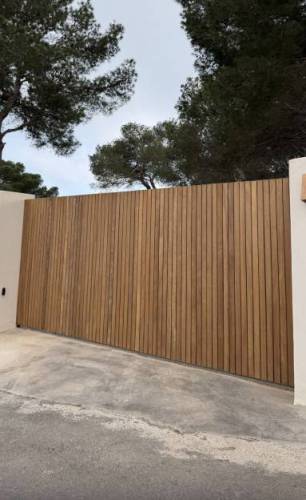 Portail coulissant moderne a Biarritz