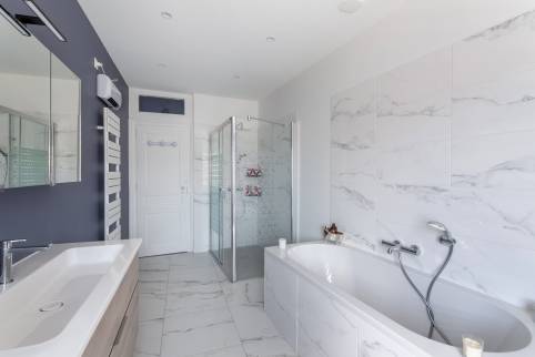 Rénovation complète d'une salle de bains, carrelage imitation marbre blanc et peintures bleu gris